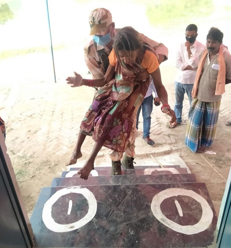 बुजुर्ग महिला मतदाता को इस तरह बूथ पर ले जाता जवान।