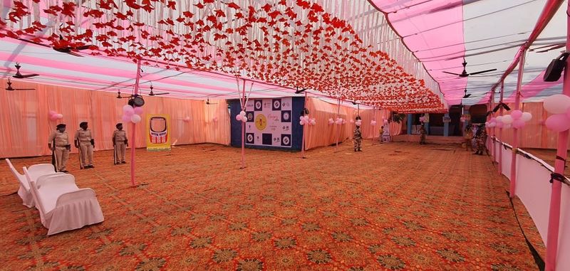 आदर्श मतदान केंद्र पर मतदाताओं के लिए लगाया गया टेंट।