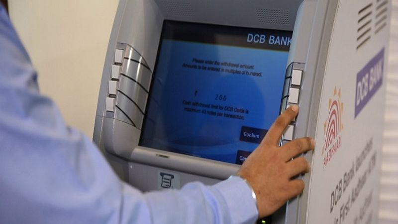  अब देना पड़ेगा 21 रुपए
RBI ने बैंकों को अनुमति दी है कि वे एक जनवरी 2022 से एटीएम से मुफ्त ट्रांजेक्शन की सीमा (Free Transaction Limit) से अधिक बार पैसे निकालने पर 20 रुपये से बढ़ाकर 21 रुपये प्रति लेन-देन कर सकते हैं। 
