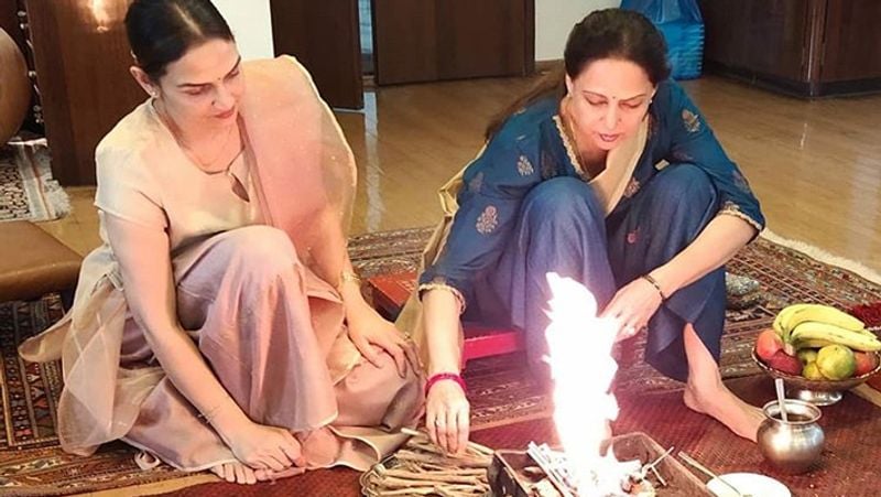 बता दें कि फिल्मों में आने से पहले ईशा एक एथलीट रही हैं। यही वजह है कि आदित्य चोपड़ा ने उन्हें 2004 में आई अपनी फिल्म धूम में कास्ट किया था। इस फिल्म के लिए ईशा पहली पसंद थीं और वह आदित्य द्वारा उनपर दिखाए गए विश्वास पर पूरी तरह से खरी उतरीं। पहली बार इस फिल्म में ईशा का अलग रूप भी देखने को मिला, जो काफी गलैमरस था।
