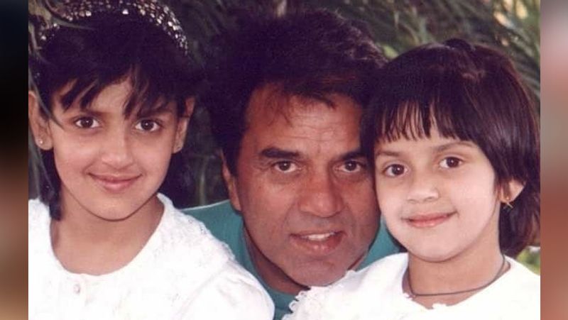 धर्मेंद्र नहीं चाहते थे कि ईशा फिल्म इंडस्ट्री में कदम रखें। इसका खुलासा एक बार हेमा मालिनी ने कॉमेडियन कपिल शर्मा के शो पर किया था। पर बेटी की जिद के आगे धर्मेंद्र की एक नहीं चली। ईशा ने बहुत ही आसानी से धर्मेंद्र को इसके लिए राजी कर लिया था।