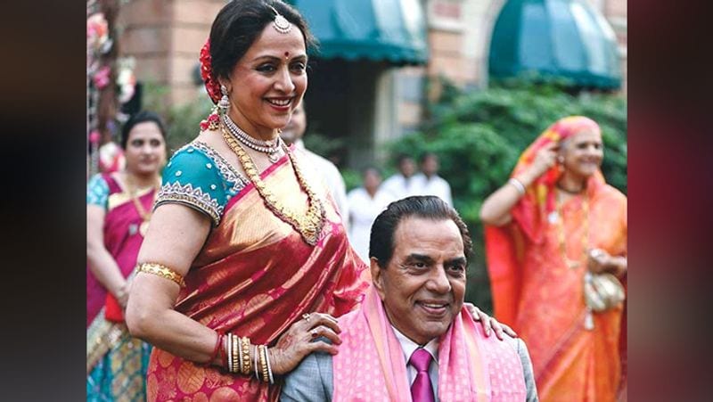 साउथ इंडिया से ताल्लुख रखने वाली हेमा मालिनी ने एक पंजाबी घराने में शादी की है। पंजाबियों में करवा चौथ का जश्न देखने लायक होता है लेकिन शादी के 40 साल हो जाने के बाद भी हेमा ने कभी भी ये व्रत नहीं रखा है। उनका कहना है कि प्यार तो दिल से होता है।