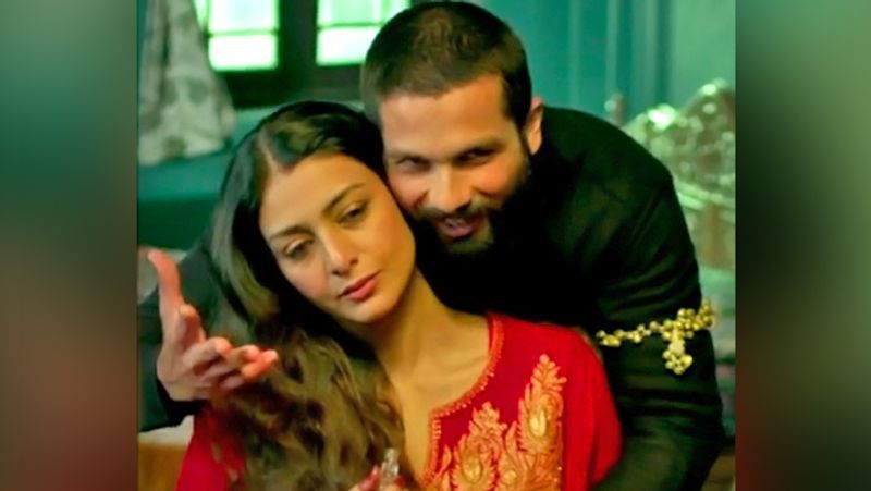 खुद से 10 साल छोटे शाहिद की मां बनीं : 2014 में आई फिल्म 'हैदर' में तब्बू ने अपने से 10 साल छोटे एक्टर शाहिद कपूर की मां का किरदार निभाया। तब्बू को शाहिद की मां के किरदार में देखकर काफी लोगों ने हैरानी जताई। ये फिल्म शेक्सपियर के मशहूर नॉवेल 'हैमलेट' पर बनी थी, जिसमें तब्बू के रोल को खूब वाहवाही मिली।
