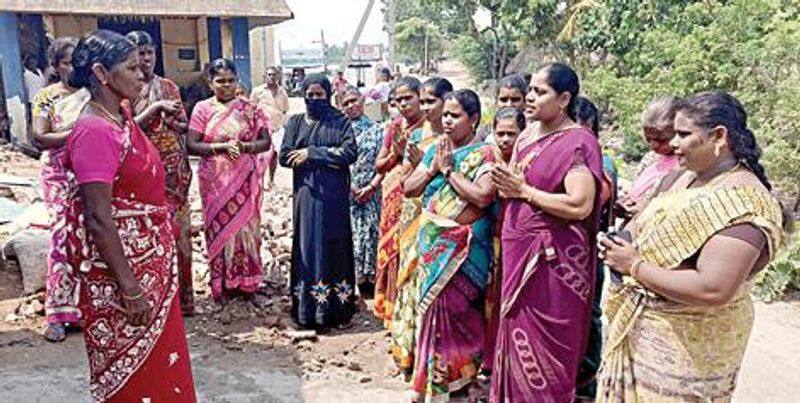 Women who took to the streets to vote for the party that Rajini is going to start ..!