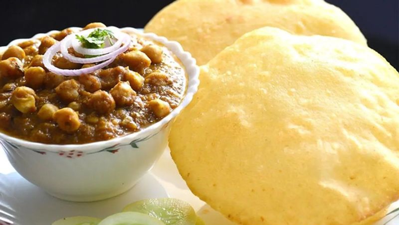 আজকের দিনের শুরু থেকেই শ্বশুরবাড়িতে। সকালের জলখাবার থেকে রাতের ডিনার পুরো দিনটাতেই জমিয়ে কব্জি ডুবিয়ে খাওয়া। তাই সকালের লুচি,ছোলার ডাল খাওয়ার আগেও কিছু জিনিস মাথায় রাখুন। 