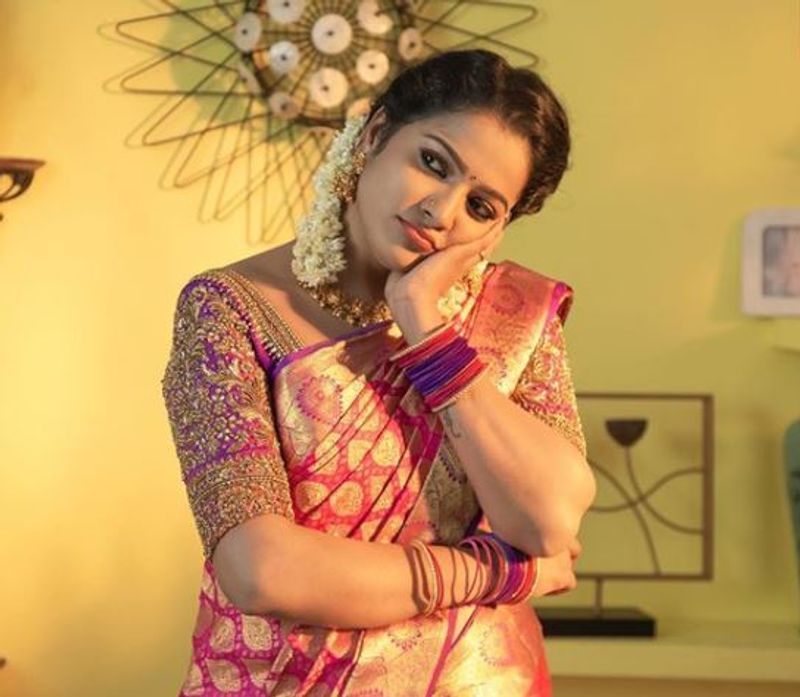 பாண்டியன் ஸ்டோர்ஸ் சீரியலில் முல்லை கதாபாத்திரத்தில் நடித்ததன் மூலமாக ரசிகர்களின் உள்ளத்தை கொள்ளைக் கொண்ட விஜே சித்ரா, கடந்த 9ம் தேதி பூந்தமல்லியில் உள்ள நட்சத்திர ஓட்டலில் தூக்கிட்டு தற்கொலை செய்து கொண்டார். 