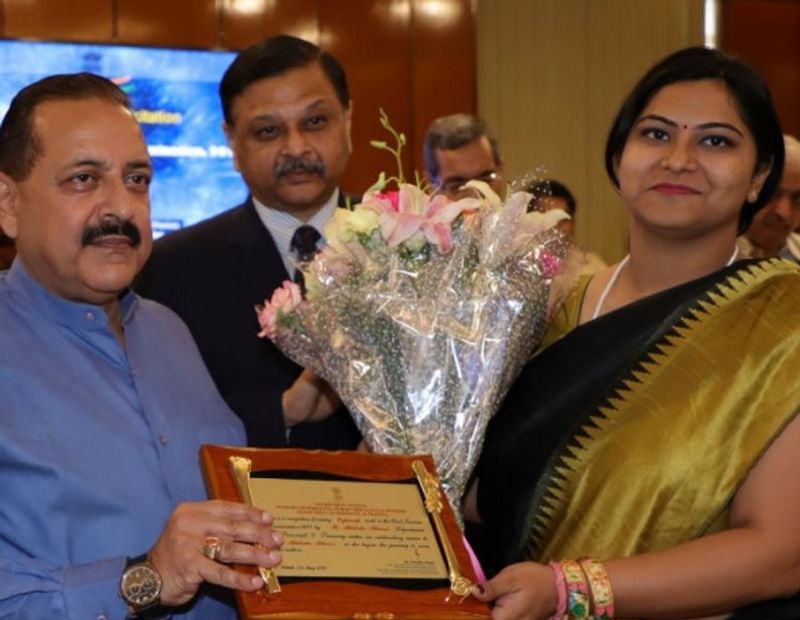 मीडिया रिपोर्ट्स के मुताबिक अभिलाषा बताती हैं कि कम्यूटर पर काम करने के समय में भी वे फोन पर पढ़ाई करती थीं, इस प्रकार टेक्नोलॉजी ने उनकी बहुत मदद की। अंत में अभिलाषा की यही सलाह है कि लोगों की बात न सुनें अपने आप से ईमानदार रहें, बस इतना ही जरूरी है। 