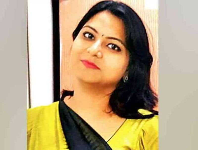अभिलाषा खेल-कूद में भी हमेशा आगे रहीं। बीटेक के बाद अभिलाषा ने नौकरी कर ली और अपने सारे प्रयासों के दौरान वे हमेशा जॉब में रहीं। अभिलाषा कहती हैं वे कैंडिडेट जिनके पास टाइम की लग्जरी होती है उन्हें इसका गलत फायदा नहीं उठाना चाहिए। आपको समय मिल रहा है तो उसका जमकर इस्तेमाल करें और सही दिशा में करें। कुछ लोगों के पास इसकी बहुत कमी होती है।