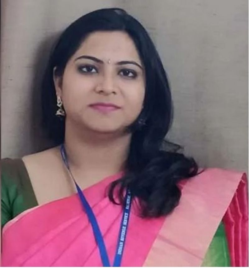 बिहार की अभिलाषा ने यूपीएससी परीक्षा पास करने के लिए तो संर्घष किया। एक इंटरव्यू में उन्होंने बताया था कि किसी तरह अपने मां-बाप को शादी न करने के लिए मनाया था। साथ ही उन्हें समय-समय पर ऐसे रिजल्ट्स देती रही, ताकि उन्हें लगे की उनका निर्णय गलत नहीं है।
