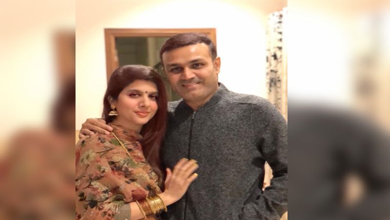 বীরেন্দ্র শেওয়াগ-ভারতের প্রাক্তন ওপেনার বীরেন্দ্র শেওয়াগ ২০১৪ সালে আরতি আহলাওয়াতকে বিয়ে করেন। আরতি আহওয়ালতকে ভালবেসে বিয়ে করেছিলেন বীরু। তবে অনেকেই জানেন না যে আরতি তার অনেক দুর সম্পর্কের বোন হন, পারিবারিক অমত থাকা সত্ত্বেও দুজনে সাত পাকে বাঁধা পড়েন। বিয়ে করার আগে প্রায় ১৪ বছরের সম্পর্ক ছিল বীরু ও আরতির।