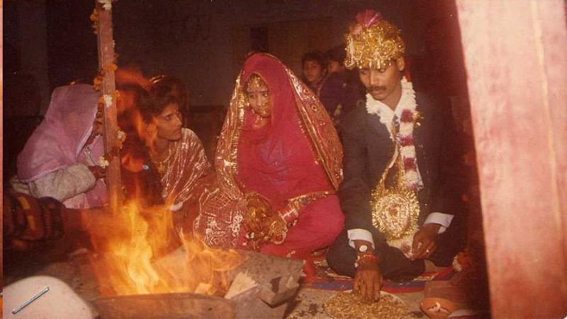 इस कपल को देखकर यूं लगता है कि मानों पैरालिसिस ने केवल पत्नी पर नहीं, पूरी फैमिली पर अटैक किया हो। घर-परिवार सबकुछ हिल गया है। संजय और निशी की शादी 1991 में हुई थी। इनकी मुलाकात दिल्ली में थियेटर करते समय हुई थी। यह लव-अरेंज मैरिज है। 