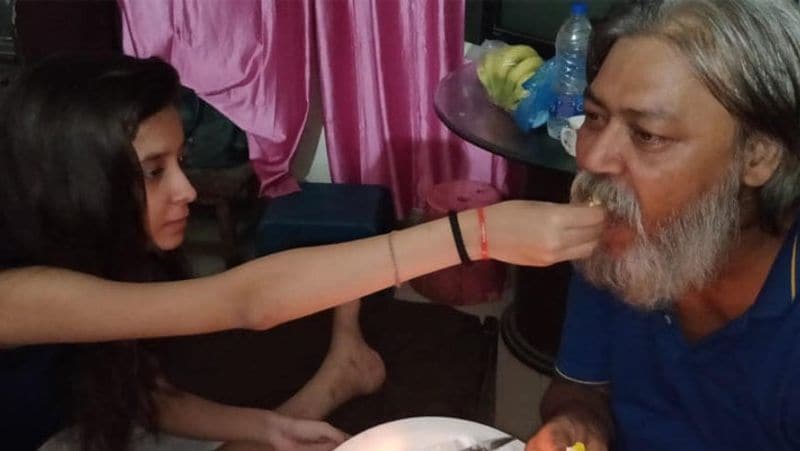 बेटी बनी मां की परछाई, पति को छोड़ना पड़ा काम
संजय के दो बच्चे हैं। उर्वशी के अलावा बेटा जय। मां की देखभाल के लिए बेटी उनकी परछाई बन गई है। हालांकि यह बताते हुए संजय मायूस नजर आए कि बेटी को 9th क्लास के बाद ड्राप लेना पड़ गया। संजय खुद भी सारा काम-धंधा छोड़कर निशी का ख्याल रख रहे हैं। संजय कहते हैं-' पैरालिसिस अटैक के बाद तो निशी किसी को पहचान भी नहीं रही थी। मुझे भी नहीं। यह मेरे लिए एक सदमा था। हालांकि अब पहचानने लगी है।' संजय और निशी दोनों मूलत: दिल्ली से हैं। लेकिन अब लंबे समय से मुंबई में बस गए हैं।
(संजय और उनकी बेटी)