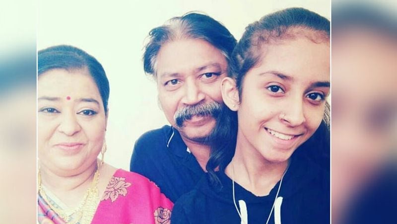 40 हजार करोड़ की इंडस्ट्री में कोई सगा नहीं..
संजय कहते हैं-'हमारी फिल्म इंडस्ट्री 40 हजार करोड़ रुपए के करीब होगी, लेकिन ग्लैमर की इस भीड़ में कोई किसी का अपना नहीं। संकट में खून के रिश्तों ने भी मुंह फेर लिया।' संजय को इसका कोई अफसोस नहीं। हालांकि संजय को इस बात का संतोष है कि इस मुसीबत में कुछ दोस्त हमेशा उनके साथ खड़े दिखते हैं। वे निशी के मुंहबोले भाई रूपेश सोनार और अपने भाई समान दोस्त अर्जुन नारायण का जिक्र करना नहीं भूलते।
(संजय, निशी और उनकी बेटी)