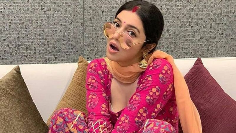 गुलशन कुमार की बहू दिव्या कुमार खोसला पिंक कलर के सूट और गॉगल पहने नजर आई।