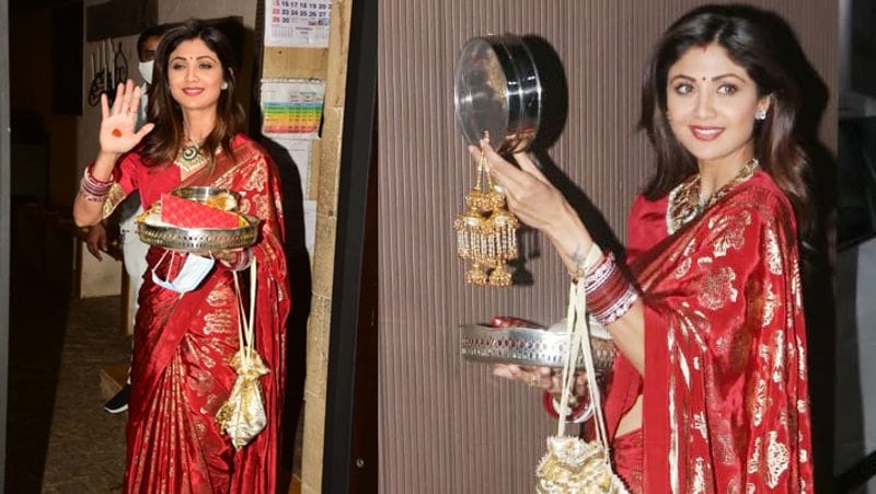 शिल्पा शेट्टी ट्रेडिशनल लुक में नजर आई। उन्होंने अपने बंगले के बाहर फोटोग्राफर्स को पोज दिए।