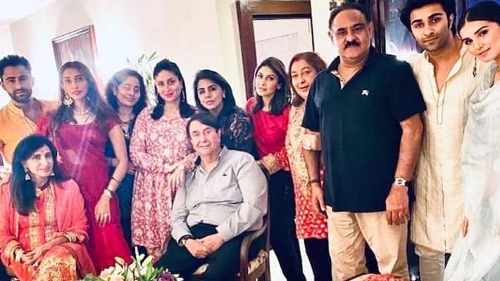 kareena kapoor flaunts baby bump enjoy family dinner with kapoor khandaan on karva chauth KPJ kareena kapoor flaunts baby bump enjoy family dinner with kapoor khandaan on karva chauth KPJ