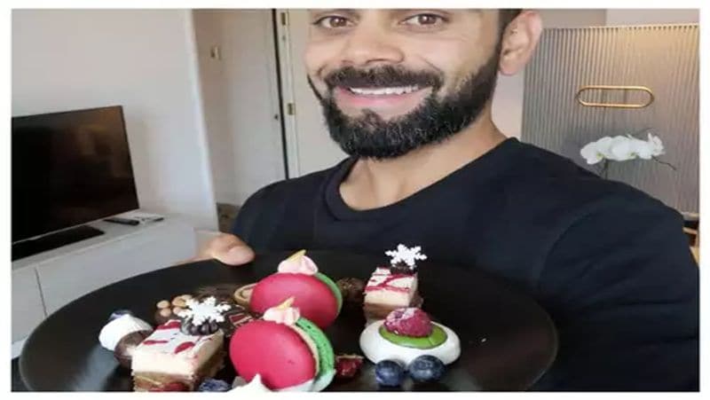 विराट चॉकलेट ब्राउनी देखकर थोड़े से कमजोर पड़ जाते हैं और खुद को खाने से रोक नहीं पाते। लेकिन पिछले 4-5 सालों से उन्होंने मीठे पकवान से बिलकुल तौबा कर ली है।