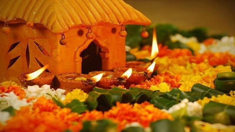 दीपावली पर कई ऑफर
अक्सर लोग त्योहारों पर घर खरीदना शुभ मानते हैं। जिन लोगों के पास पैसे हैं, वे खास कर दीपावली के मौके पर प्रॉपर्टी खरीदना चाहते हैं। जो लोग पहले से घर खरीदने की योजना बनाते है, उनकी भी इच्छा यही रहती है कि त्योहार के मौके पर ही नया घर खरीद कर उसमें गृह प्रवेश करें। इस परंपरा को देखते हुए कई बैंक इस फेस्टिव सीजन में होम लोन पर कई तरह के ऑफर लेकर आए हैं। जानें इस दीपावली पर कौन-से बैंक क्या दे रहे हैं खास ऑफर।
(फाइल फोटो)
