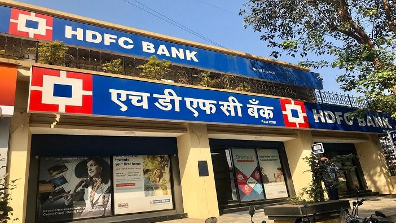 एचडीएफसी बैंक का फेस्टिव ट्रीट्स ऑफर
दीपावली के मौके पर एचडीएफसी (HDFC Bank) ने अपने कस्टमर्स के लिए 'फेस्टिव ट्रीट्स 2.0' लॉन्च किया है। इसके तहत होम लोन पर प्रोसेसिंग फीस और ईएमआई में छूट के साथ कस्टमर्स को कैशबैक, गिफ्ट वाउचर और दूसरे कई फायदे मिलेंगे। बैंक 6.95 से 7.65 फीसदी सालाना ब्याज पर होम लोन ऑफर कर रहा है।
(फाइल फोटो)
