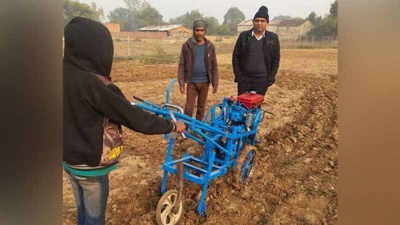 यह मामला यूपी के चित्रकूट में रहने वाले दो भाइयों सुरेश चंद्र(49) और रमेश चंद्र मौर्य(45) से जुड़ा है। मऊ तहसील के ग्राम उसरीमाफी के रहने वाले इन भाइयों ने ट्रैक्टर का काम करने वाली सस्ती मशीन बनाई है। इसे 'किसान पॉवर-2020' नाम दिया है। ये दोनों भाई मूर्तियां और गमले बनाते थे। फिर किसानों की समस्या देखकर मशीन बनाने का आइडिया आया। जो गरीब किसान ट्रैक्टर नहीं खरीद सकते...उनके लिए यह मशीन फायदेमंद है।
