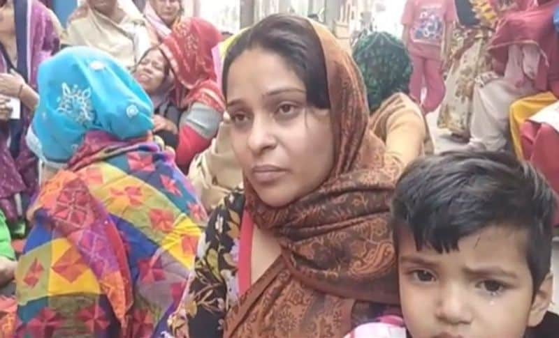 मृतक जितेंद कुमार की बहन ने रोते हुए अपना दर्द बयां किया। कहा कि हमारे घर में पापा के निधन के बाद जितेंद्र ही अकेला कमाने वाला था। छोटा भाई का एक्सीडेंट हुआ जिसका कुछ दिन पहले ऑपरेशन हुआ है। बिलखते हुए बताया कि वह ऑफिस से करीब ढाई लाख रुपए लेकर लौटकर बाइक से आ रहा था। इसी दौरान किसी ने उसकी चाकू मार हत्या कर दी। पुलिस का फोन हमे 11 बजे रात में आया और वहां पहुंचे तो भैया के शरीर से खून निकल रहा था। (जितेंद्र कुमार की बहन)