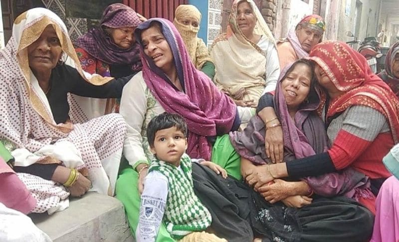 दरअसल, यह दर्दनाक घटना दिल्ली के मोती नगर एरिया में हुई। जहां अज्ञात हमलावरों ने लूट के इरादे से जितेंद्र नाम के युवक की चाकुओं से गोदकर हत्या कर दी। बदमाशों ने 28 साल के जितेंद्र को एक दो नहीं बल्कि 30 ज्यादा बार उसके पेट में चाकू मारे। वह जब तक मर नहीं गया आरोपी उसे चाकू मारते रहे।