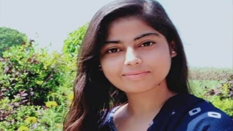 निकिता को मुस्लिम बनाना चाहता था आरोपी
तौसीफ 12वीं तक निकिता के साथ ही पढ़ा था। वो निकिता पर दोस्ती और धर्म बदलने के लिए दबाव बनाता था। कहता था, मुस्लिम बन जाओ, हम शादी कर लेंगे। 2018 में वो एक बार निकिता को किडनैप कर चुका है। 3 अगस्त 2018 को तौसीफ ने 3-4 सहेलियों के साथ निकिता को जबरदस्ती कार में बैठाया था। कुछ दूरी पर सहेलियों को उतारकर निकिता को किडनैप कर ले गया था। सहेलियों और परिजनो ने पुलिस को निकिता के अपहरण की जानकारी दी थी। जिसके बाद पुलिस ने 2 घंटे में उसे बरामद कर लिया था। 