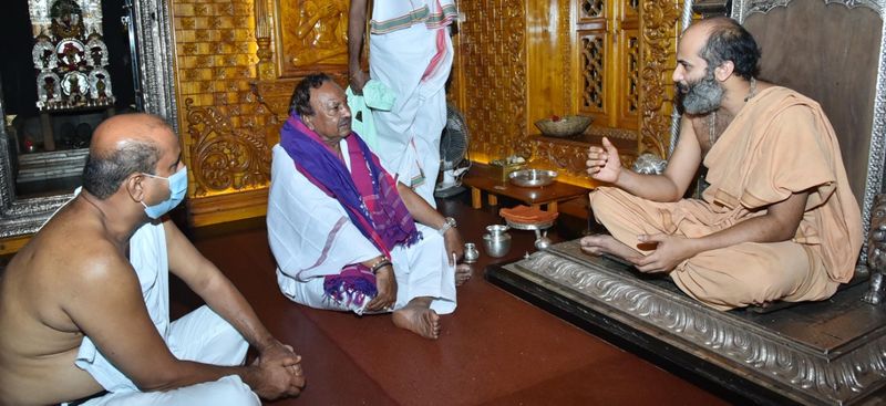 Saree Gifted To Minister KS Eshwarappa in Udupi Mutt snr