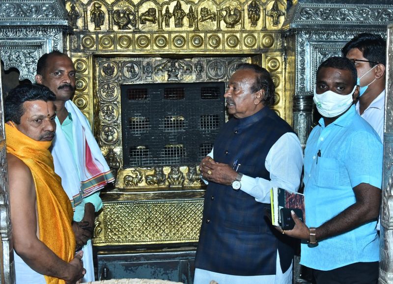 Saree Gifted To Minister KS Eshwarappa in Udupi Mutt snr