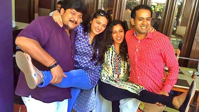 दोनों भाइयों और भाभी सलोनी के साथ हंसी-मजाक के मूड में अनुष्का शेट्टी।