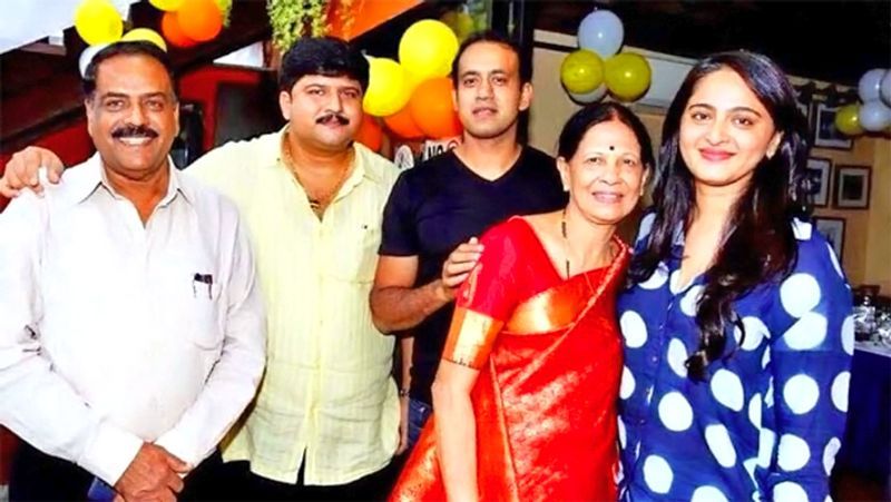 माता-पिता और दोनों भाइयों के साथ अनुष्का शेट्टी।