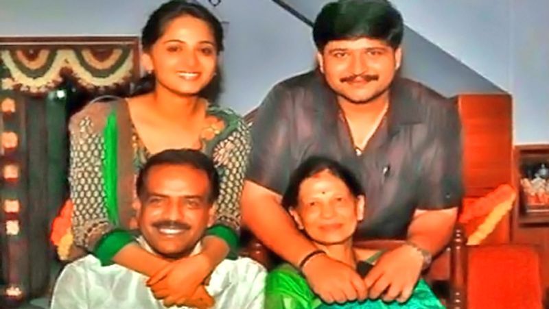 माता-पिता और छोटे भाई गुणरंजन शेट्टी के साथ अनुष्का।