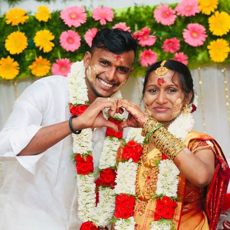 মা-বাবা, নটরাজনের পাশাপাশি আরও একজনের প্রতি কৃতজ্ঞতা স্বীকার করেন নটরাজন। তিনি হলেন, নটরাজনের স্ত্রী প্রতিভা। জীবনের অনেক কঠিন সময় নটরাজনের পাশে ছিলেন প্রতিভা। মানসিক শক্তিও জুগিয়েছেন।