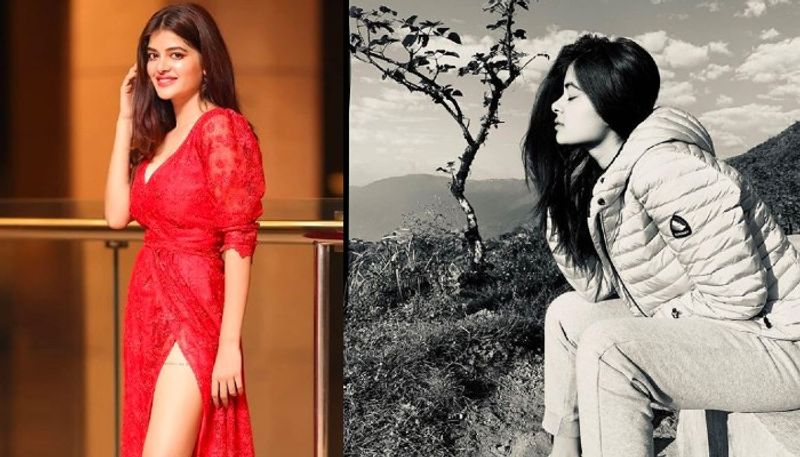 <p>পরণে লাল রঙের গ্লিটারস হাই স্লিট স্কার্ট। স্কার্টের ফাঁক দিয়ে বেরিয়ে এসেছে সেক্সি উরুর ট্যাটু। যা নজর কেড়েছে বরুণ ধাওয়ানের।</p>