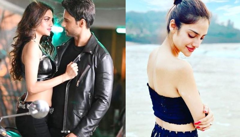 <p><br />
যশের বিজেপি-তে যোগদানের পরেই নুসরতের সঙ্গে সম্পর্ক নিয়ে নেটিজেনরা অনেকেই সন্দেহ প্রকাশ করেছিলেন। কিন্তু নেটিজেনদের সন্দেহে জল ঢেলে দিয়েছে তাদের ডিনার ডেটের ছবি।</p>