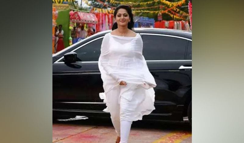 इसके अलावा अगर अनुष्का की पर्सनल लाइफ के बारे में बात की जाए तो 'बाहुबली' फेम एक्टर प्रभाष के साथ नाम जुड़ने को लेकर काफी चर्चा में रही हैं। दोनों के बारे में दावा किया जा रहा था कि वो एक-दूसरे को डेट कर रहे हैं, जल्द ही शादी कर सकते थे, हालांकि इस पर प्रभास ने सफाई दी थी कि दोनों अच्छे दोस्त हैं, दोनों के बीच कोई अफेयर नहीं है।