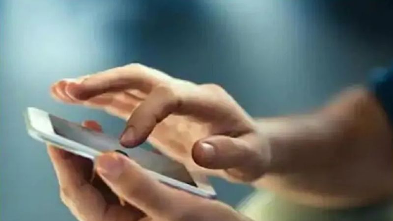 चार्ली ने अपने पिता को ईमेल कर लिखा कि अगर आपको मेरे सामानों से दिक्कत थी तो आपको उसी समय मुझसे कहना था कि ना कि मेरी पीठ पीछे मेरे सामान को नष्ट कर देना था।
