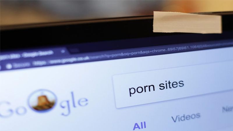 चार्ली अपनी पत्नी से तलाक लेने के बाद ग्रैंड हैवेन स्थित अपने माता-पिता के घर रहने आया। वह यहां 10 महीने रुका। इस बीच उस घर में कुछ काम चल रहा था तब उसे कुछ समय के लिए वहां से जाना पड़ा।