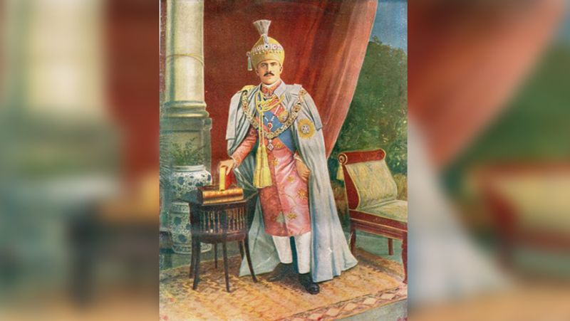 कहा जाता है कि निजाम इतना अमीर होते हुए भी बहुत कंजूस इंसान थे। वो कभी भी प्रेस किये हुए कपडे नहीं पहनते थे। उन्होंने एक ही टोपी को 35 साल तक पहना था और वह टीन की प्लेट में खाना खाते थे। नवाबी चली जाने के बाद भी उनकी 9 पत्नियां, 42 माशुकाएं, 200 बच्चे और 300 नौकर थे।
