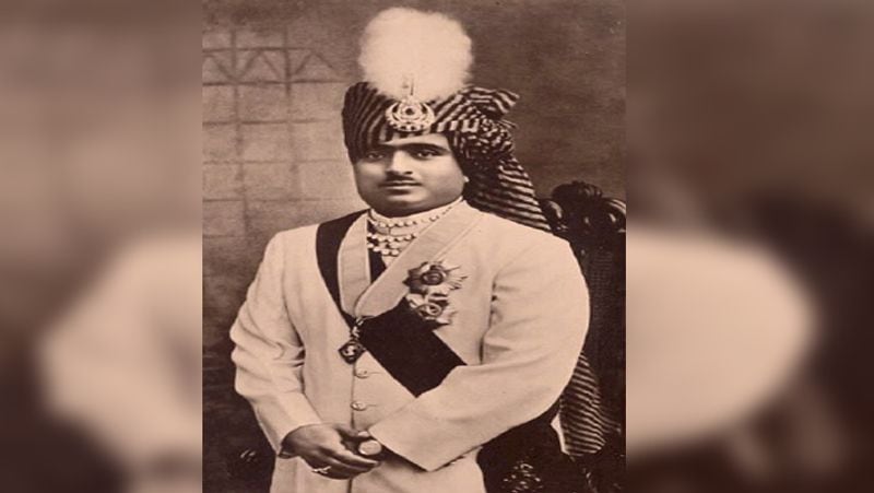 कहा जाता है कि नवाब मुहम्मद महाबत खानजी को जानवरों से बेहद लगाव था। उन्होंने दुनियाभर से महंगे से महंगा जानवर लाकर पाल रखे थे। उन्होंने अपने पूरे जीवन में 300 कुत्ते पाले थे। उन्होंने अपने सबसे पसंदीदा कुत्तों के जन्मदिन भी मनाए और उनकी शादियां करवाई।