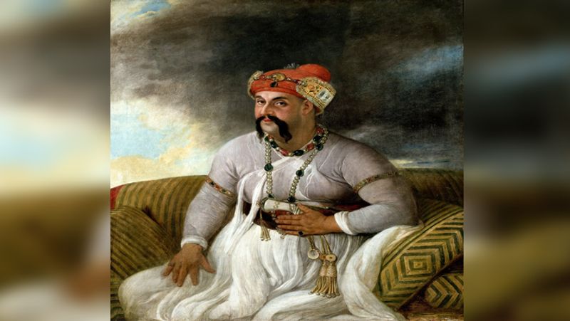 अवध के नवाब मुहम्मद याहिया मिर्जा असफ उद दौला अपनी दौलत के साथ-साथ नेक नीयती के लिए भी जाने जाते हैं। 1738 में इनके रियासत में भीषण अकाल पड़ा। अकाल से लोगों को बचाने के लिए इन्होंने इमामबाड़े का निर्माण करवाना शुरू कर दिया। इससे लोगों को रोजगार मिला और उनके भूखे मरने की नौबत नहीं आई। 
