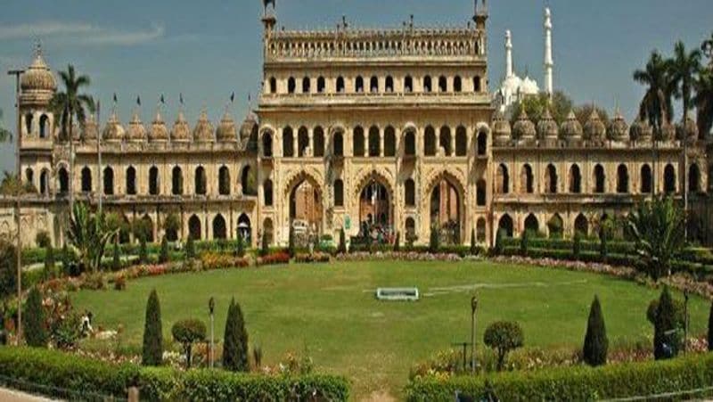 लखनऊ में बना बड़ा इमामबाड़ा आज भी काफी मशहूर है। इसे भूल भुलैया के नाम से भी जाना जाता है।
