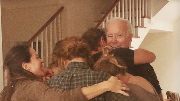The winning moment: Joe Biden's grand-daughter captures family hug-VPN The winning moment: Joe Biden's grand-daughter captures family hug-VPN