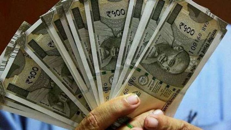 कैसे कर सकते हैं पीपीएफ में निवेश
पीपीएफ में निवेश करने लिए इसका अकाउंट खोलना सबसे पहले जरूरी है। पीपीएफ अकाउंट किसी पोस्ट ऑफिस या बैंक में खोला जा सकता है। इसके लिए एक फॉर्म भरना होगा। अकाउंट खोलने के बाद सालाना कम से कम 500 रुपए और अधिकतम 1 लाख 50 हजार रुपए का निवेश करना होता है। बता दें कि एक व्यक्ति केवल एक ही पीपीएफ अकाउंट खोल सकता है।
(फाइल फोटो)
