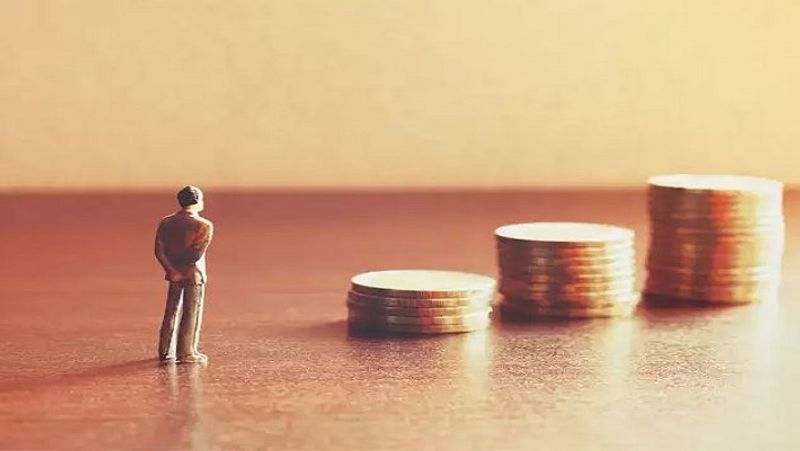 क्या है मेच्योरिटी पीरियड
पीपीएफ (PPF) अकाउंट का मेच्योरिटी पीरियड 15 साल का होता है। इसका मतलब है कि आपको सालाना कम से कम 500 रुपए और अधिकतम 1 लाख 50 हजार रुपए का निवेश 15 साल तक करना होगा। पीपीएफ में निवेश करने पर टैक्स में भी छूट मिलती है। इसके अलावा मेच्योरिटी की रकम और ब्याज की इनकम भी टैक्स फ्री होती है।
(फाइल फोटो)
