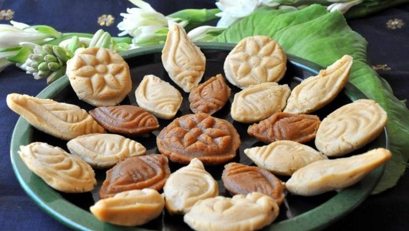এবার আসা যাক মিষ্টি। জামাইষষ্ঠী স্পেশ্যালে মিষ্টি মুখ হবে না এটা হয় না। কিন্তু ভুল করেও মিষ্টি খাবারের শেষে খাবেন না। সন্ধ্যেবেলা বা বিকেল বেলা মিষ্টি খান। তবে তখনও লোভে পরে সব মিষ্টি খেয়ে ফেলবেন না যেন।