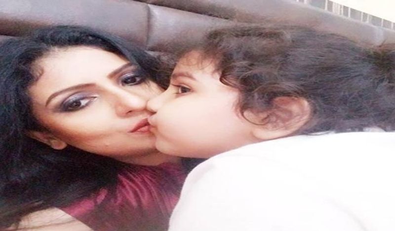 आपको बता दें कि शमी के साथ मतभेद के बाद दोनों अलग रह रहे हैं। हसीन जहां की बेटी भी रहती हैं। हसीन जहां ने हाल ही में अपनी बेटी के साथ नाश्ता करते हुए पोस्ट शेयर किया था। 