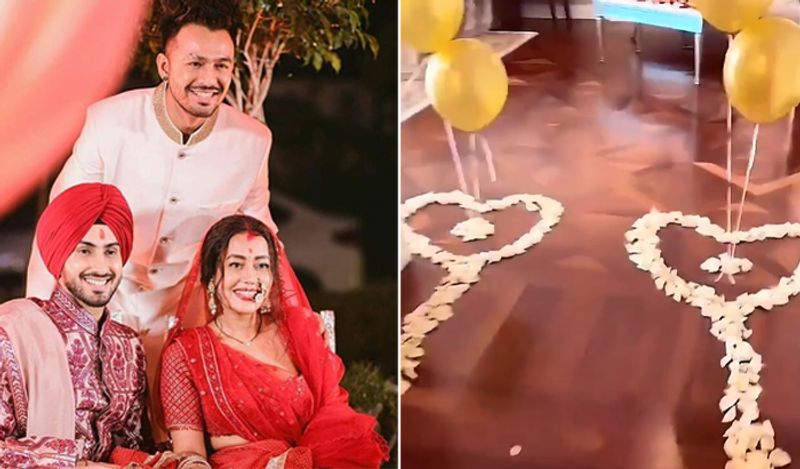 पूरा कमरा फूलों से सजा हुआ है। इस कमरे की थीम व्हाइट रखी गई है। वहीं, रूम से बाहर का व्यू काफी शानदार नजर आ रहा है। रूम को भी काफी रोमांटिक तरीके से सजाया गया है।
