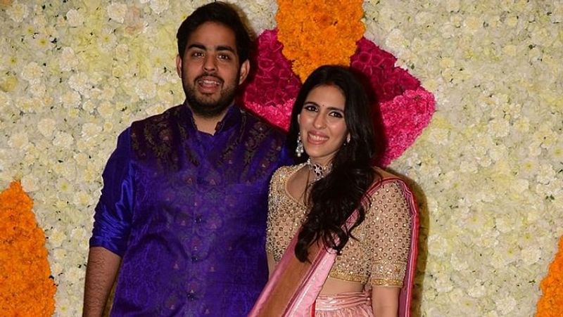 दीपावली के मौके पर मुकेश अंबानी के घर 'एंटीलिया' में फूलों से अनोखी सजावट की गई थी। फूलों से ही दीपक की आकृतियां बनाई गई थीं। इस मौके पर आकाश अंबानी अपनी नई-नवेली दुल्हन श्लोका मेहता के साथ। दोनों बेहद खुश नजर आ रहे हैं। 