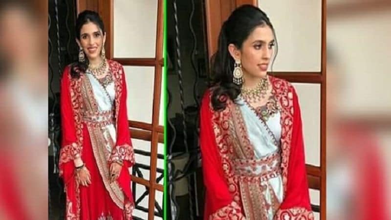 इस तस्वीर में श्लोका मेहता खास ही डिजाइनर ड्रेस में दिख रही हैं। उनकी ड्रेस और जूलरी का कॉम्बिनेशन देखने लायक है। इस ड्रेस और जूलरी में श्लोका मेहता और भी ज्यादा खूबसूरत नजर आ रही हैं। 
